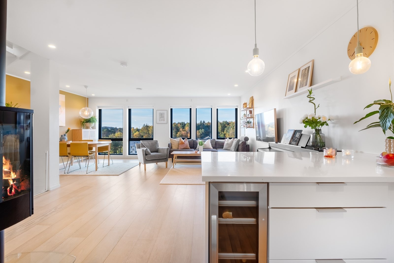 Lys og romslig stue med god plass til både sofakrok og spisegruppe - perfekt for hyggelige stunder med familie og venner. Galleribilde