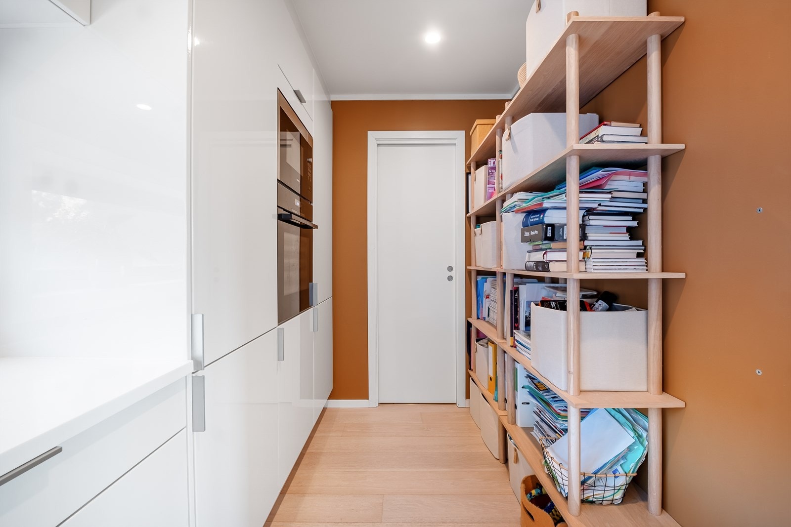 Opprinnelig er det bod mellom kjøkken og toalettrom, se pkt. ferdigattest i salgsoppgaven. Galleribilde