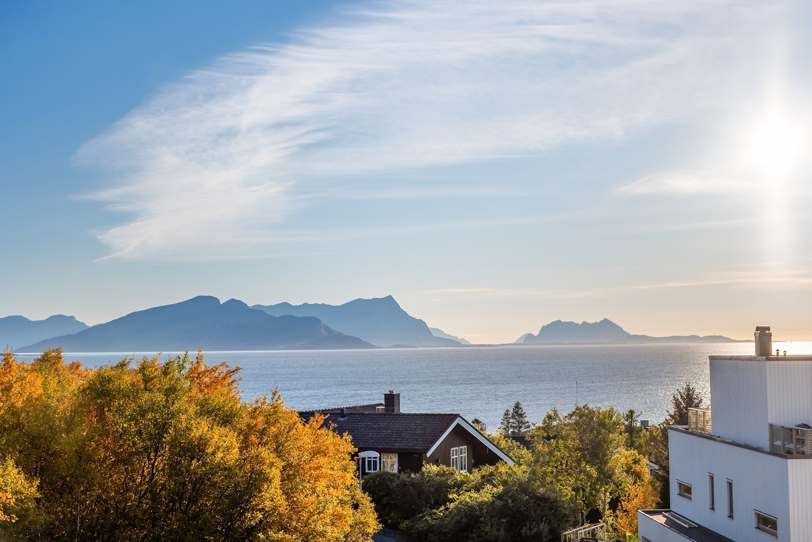 Spektakulær utsikt ut over fjord og fjell! Galleribilde