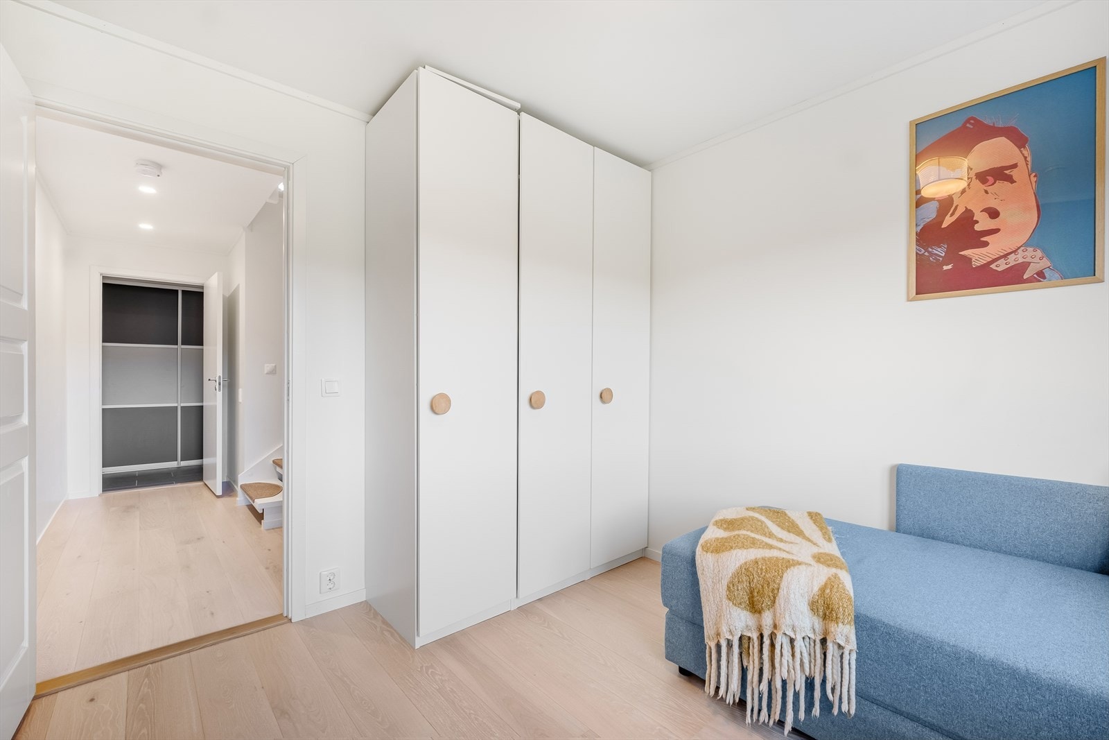 Soverom nr. 2 med god plass til garderobeløsning. Galleribilde