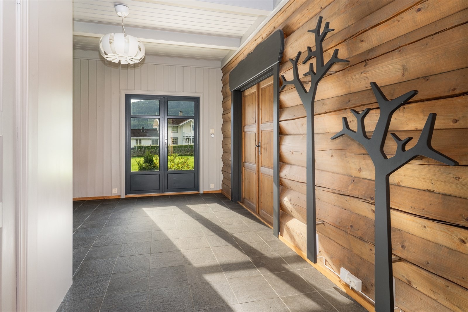 Boligen har en spesiell historie, og har huset Aud Øygardens Kunstsalong, et av de første private galleria som ble etablert utenom byene. Galleribilde