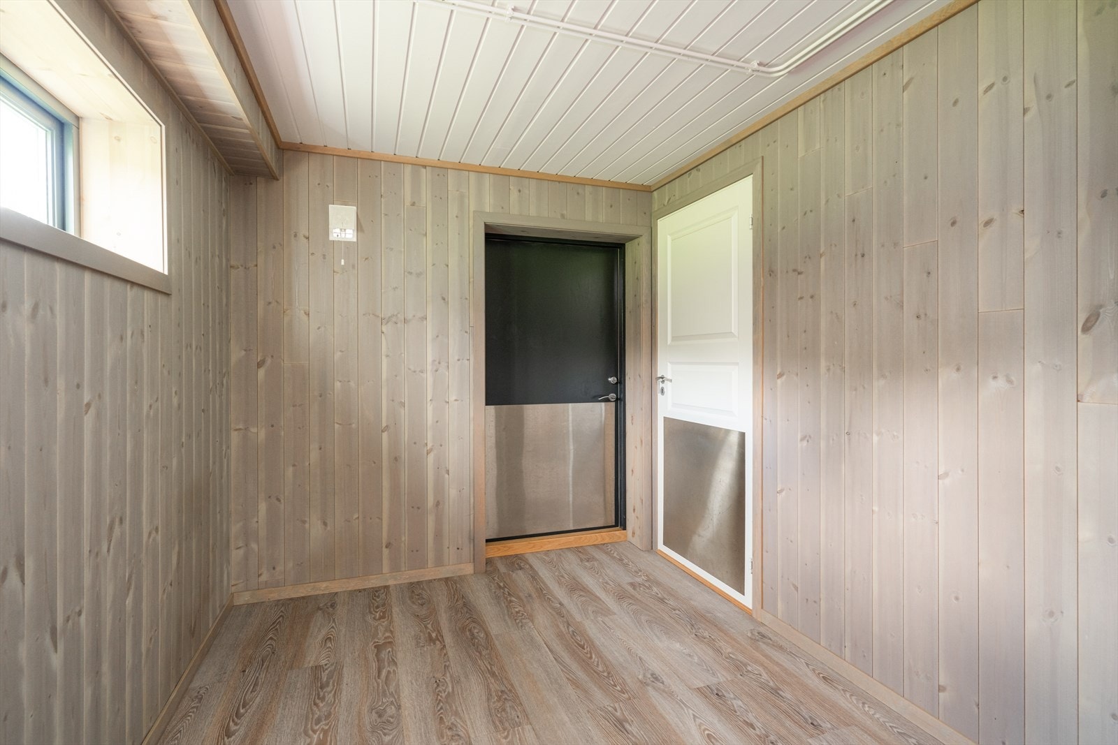 Kjelleren har i tillegg til innvendig trapp også utvendig adkomst fra hagen. Galleribilde