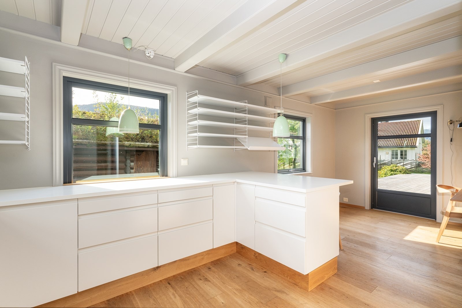 Kjøkkenet har integrerte hvitevarer som oppvaskmaskin, induksjon koketopp, 2 kjøleskap og fryseskap, samt stekeovn og dampovn plassert i praktisk arbeidshøyde i høyskap. Hvitevarer er levert av Miele og AEG. Over kokesonen er det Eico vegghengt ventilator Galleribilde