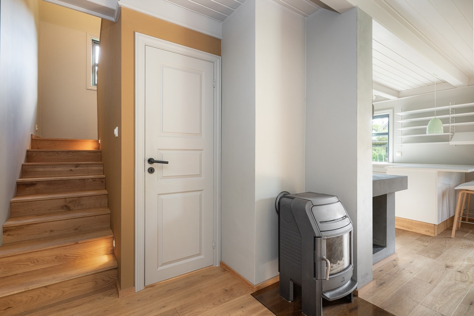 I den nyoppussa trappa opp til stua er det montert belysning i trinna. Galleribilde