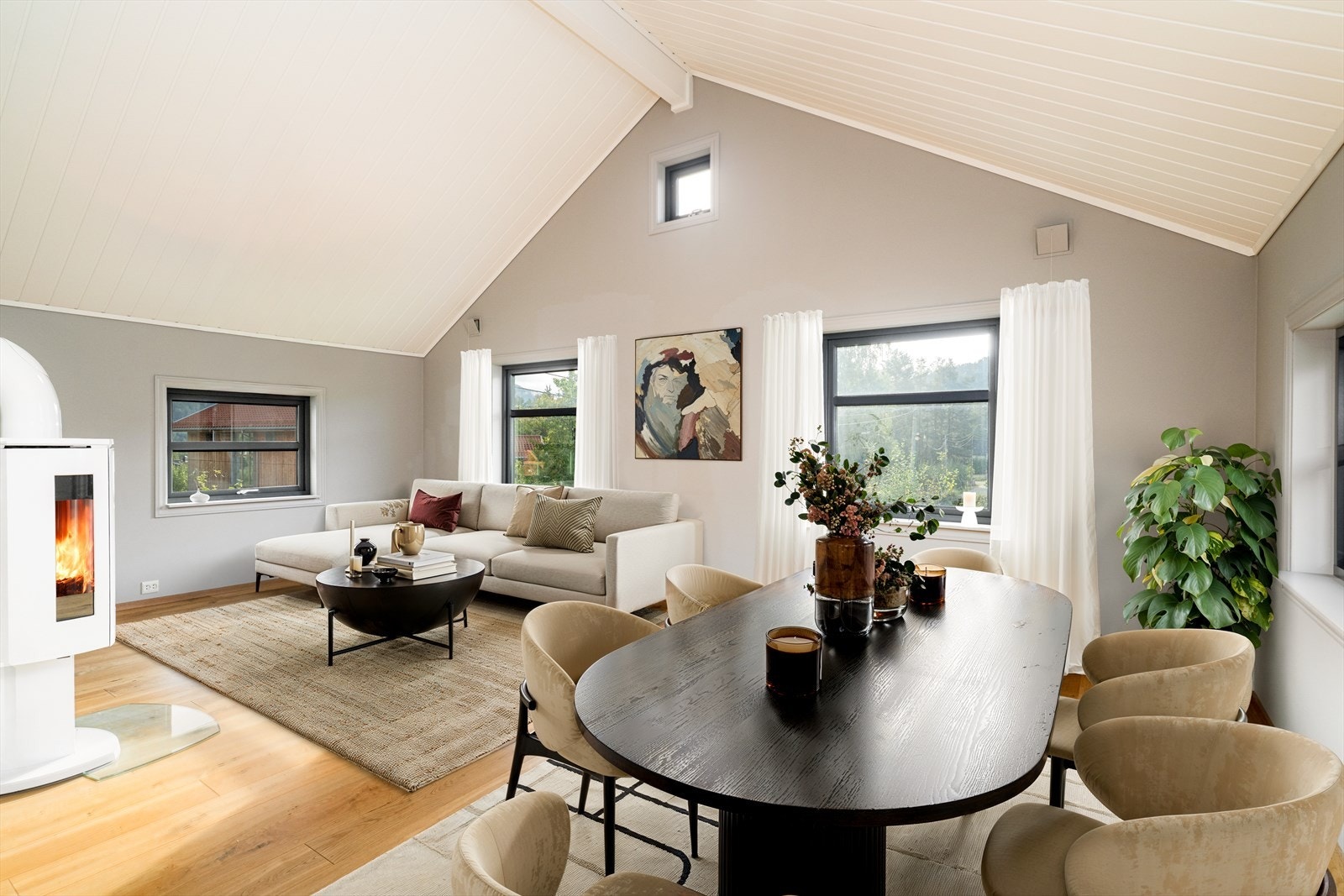 Det er også etablert stue i 2. etasje, hvor den duse fargepaletten fra hovedetasjen er videreført. (Digital møblering, kun en illustrasjon) Galleribilde