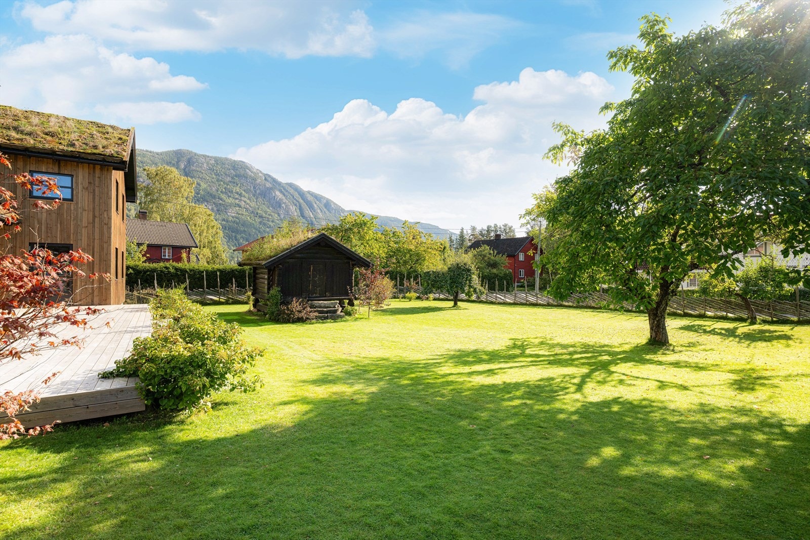 Det er også oppført stabbur og uthus med mulighet for garasje. Galleribilde