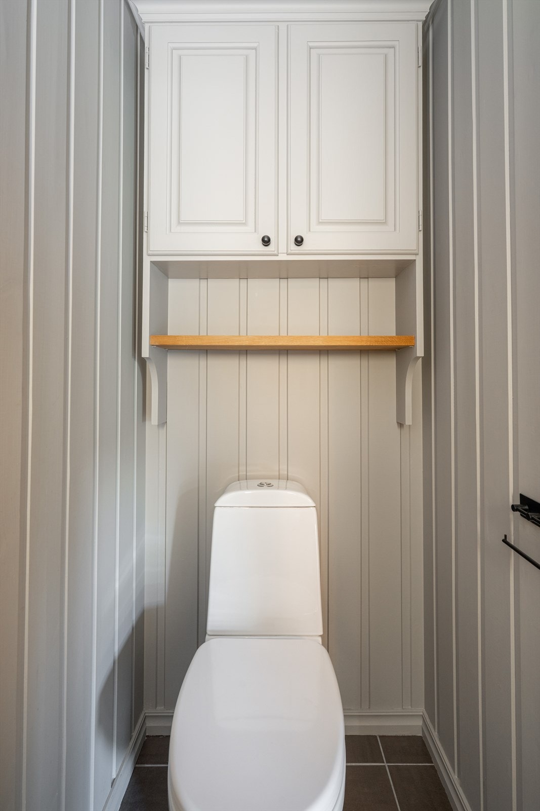 Toalettrommet har innredning med servant og speil med integrert belysning, samt gulvmontert toalett. Galleribilde