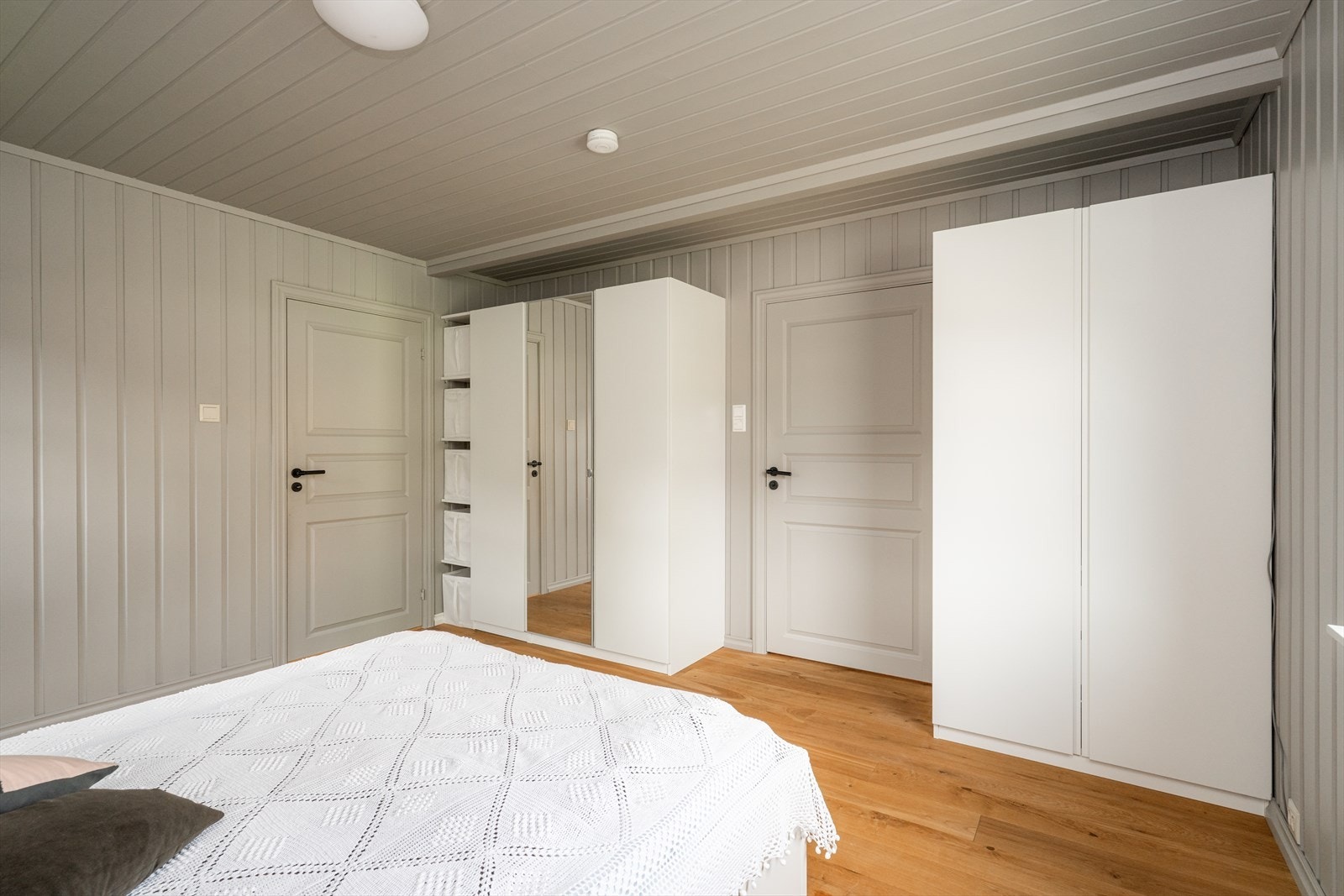 Hovedsoverommet er av god størrelse, med god oppbevaringsplass i flere garderobeskap. Galleribilde