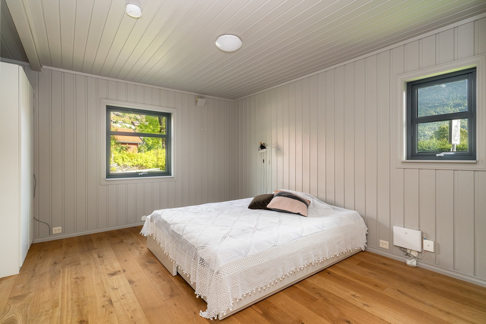 Et av boligens til sammen 3 soverom ligger i 1. etasje. Galleribilde