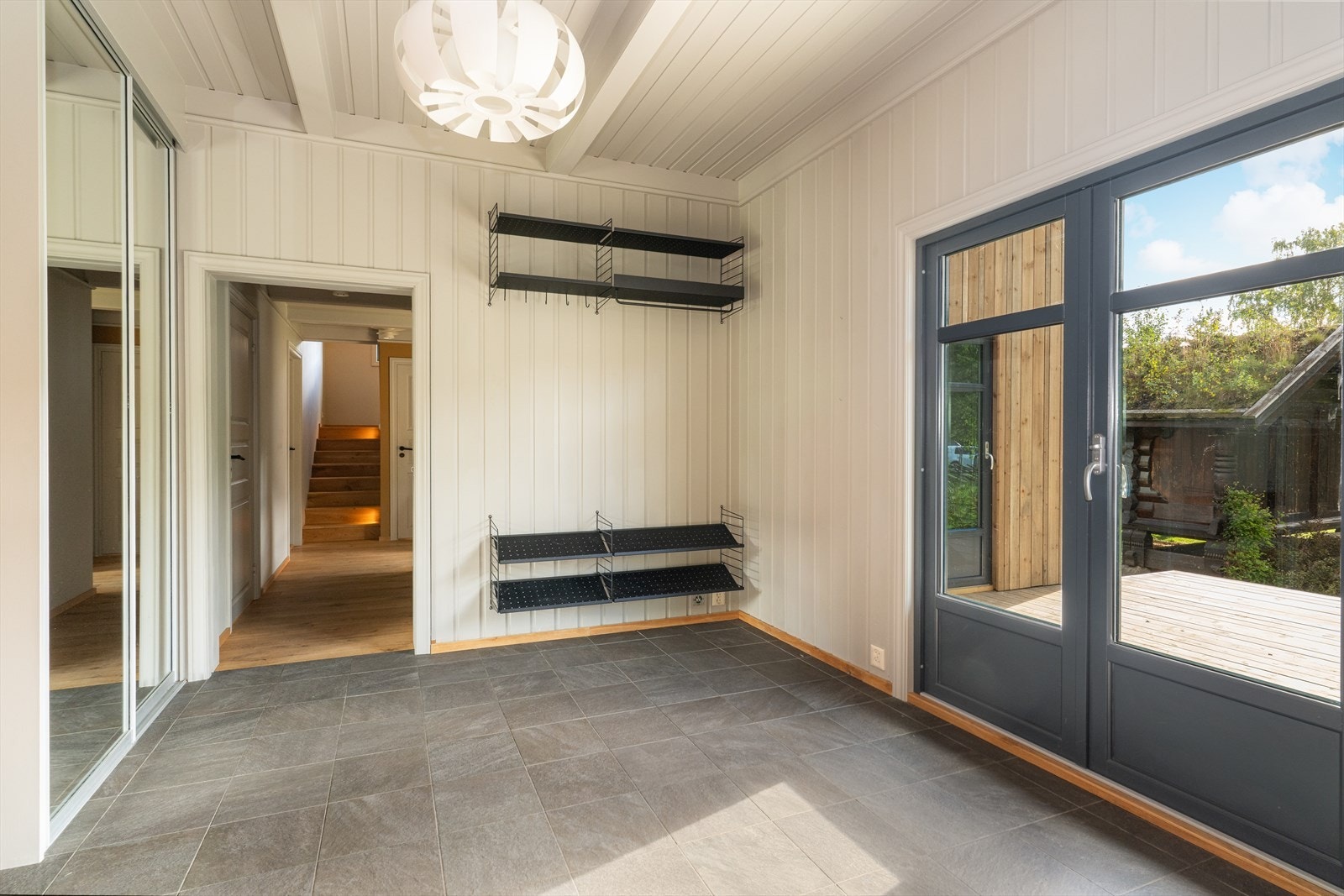 Gangen har svært godt med oppbevaringsplass både på hyller og knagger, samt i skyvedørsgarderobe med speildører. Galleribilde