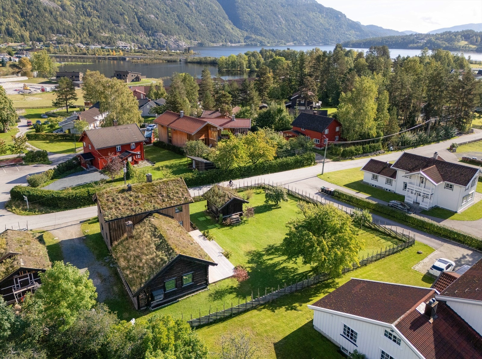 Det er også kort vei til fine opplevelser på Seljordsvannet hvor det er flere campingplasser, nydelige strender, badeplasser og muligheter for båt og fiske. Galleribilde
