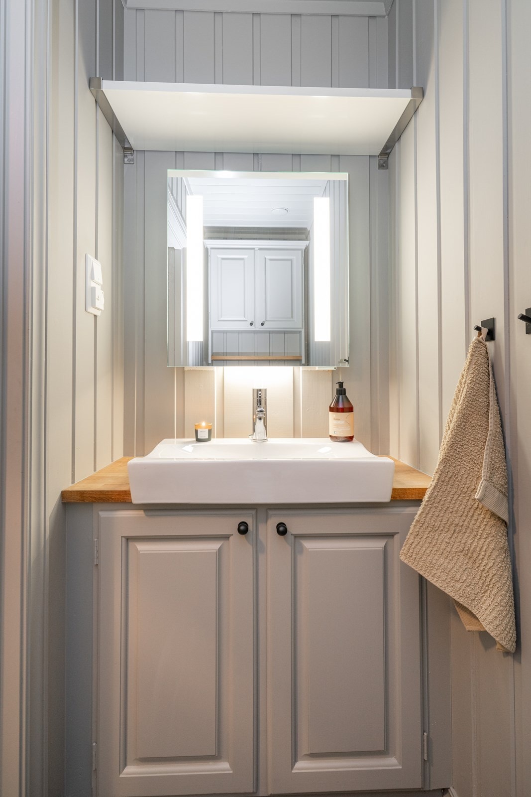 Det er etablert eget gjestetoalett i boligen, med en delikat grå fargetone. Galleribilde