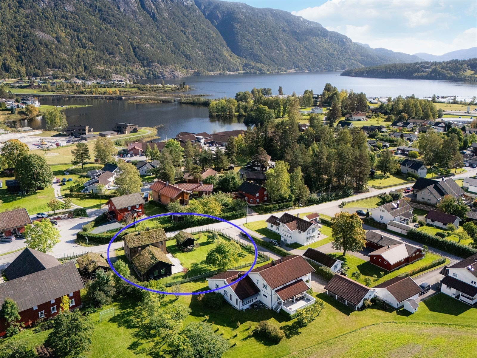 Kapteinsgata 3 ligger fint til midt i Seljord sentrum, med gangavstand til blant annet skole, barnehage, lege, kulturhus, treningssenter, matbutikker og fotball/padel-bane. Galleribilde