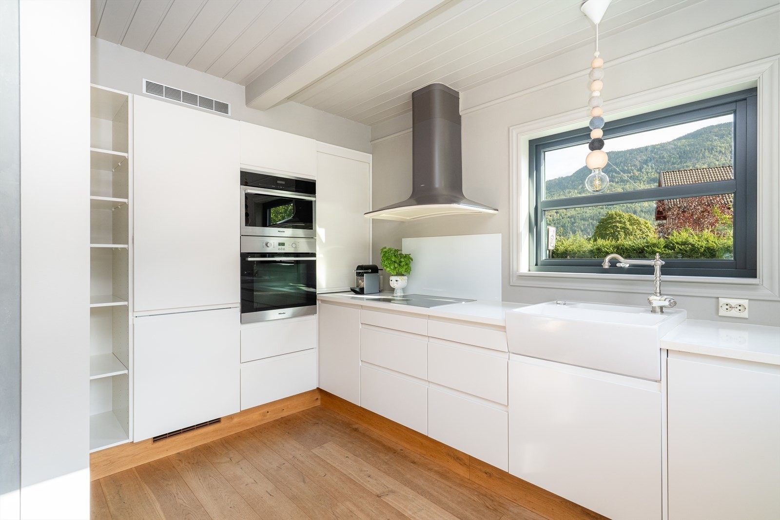 Det er også gode arbeidsflater på laminerte benkeplater hvor det tilføres godt med arbeidslys fra vinduer over benk. Galleribilde