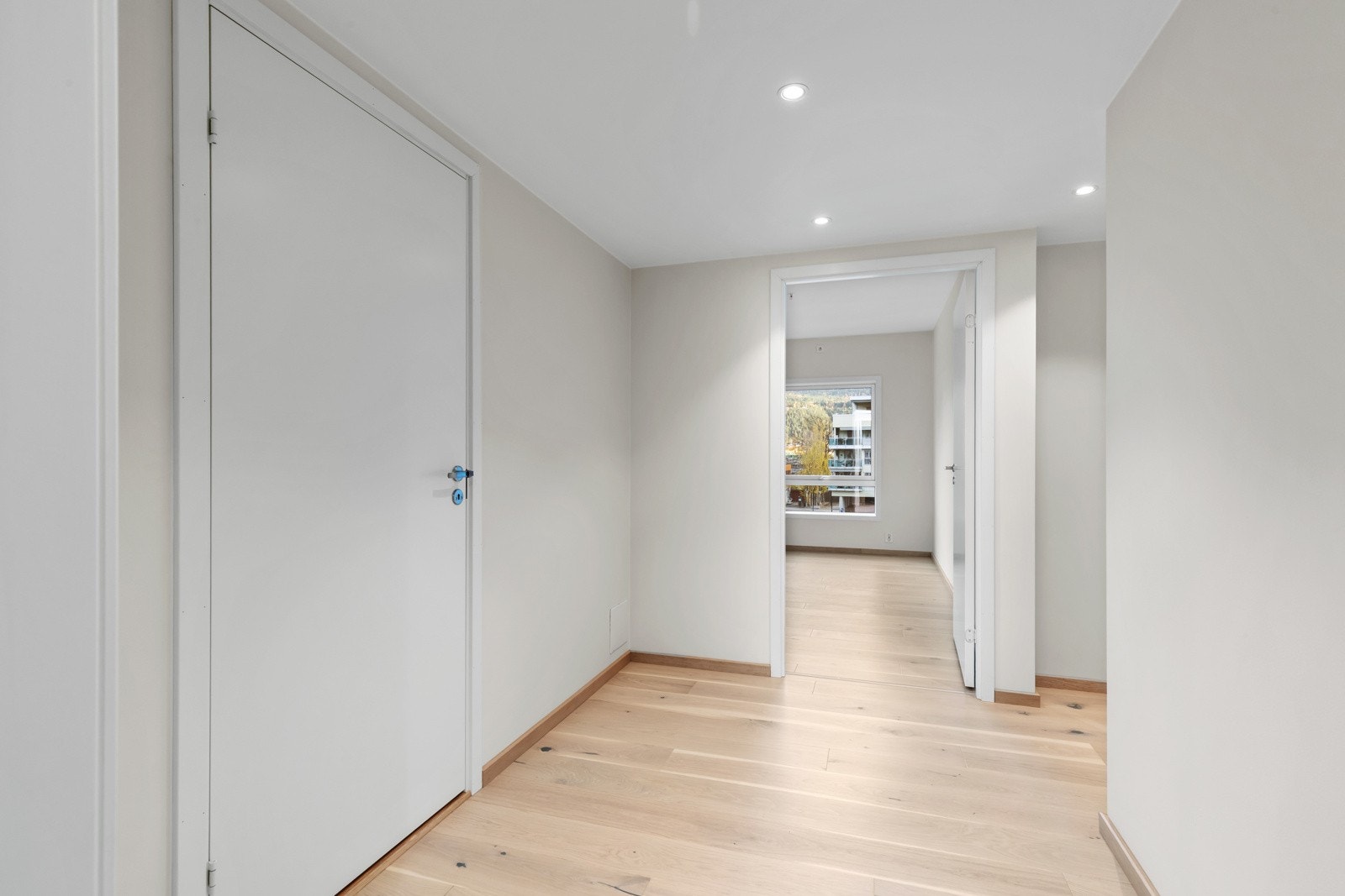 Her blir du ønsket velkommen i en lys entré med god plass til å sette fra deg sko og henge fra deg yttertøy. Galleribilde