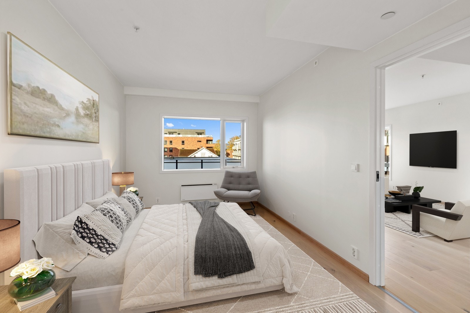 Leiligheten har 3 soverom i god størrelse, et av soverommene er noe større med plass til garderobeløsning og med eget bad. Galleribilde