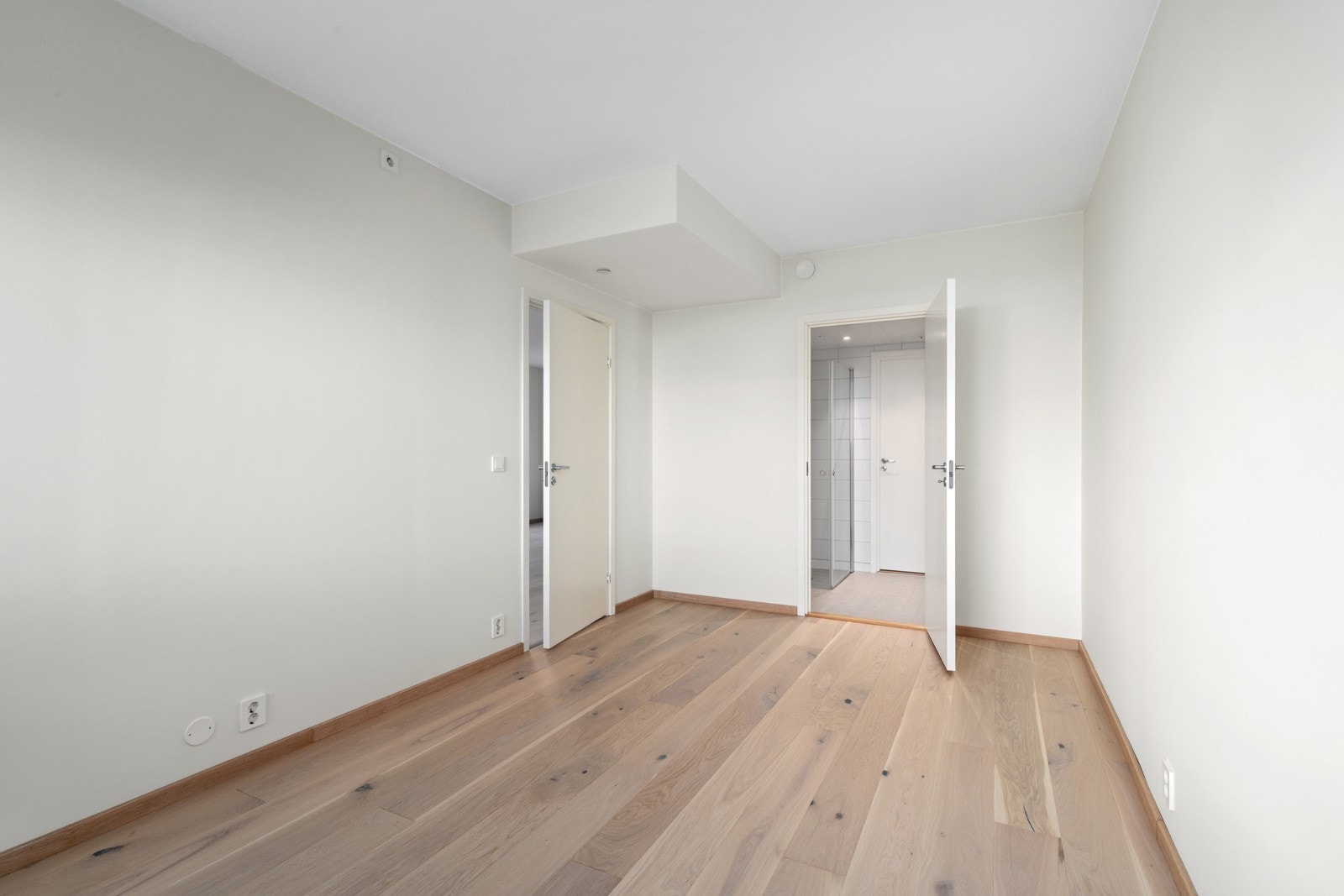 Alle rommene har god plass til dobbelseng, nattbord og tilhørende møblement. Galleribilde