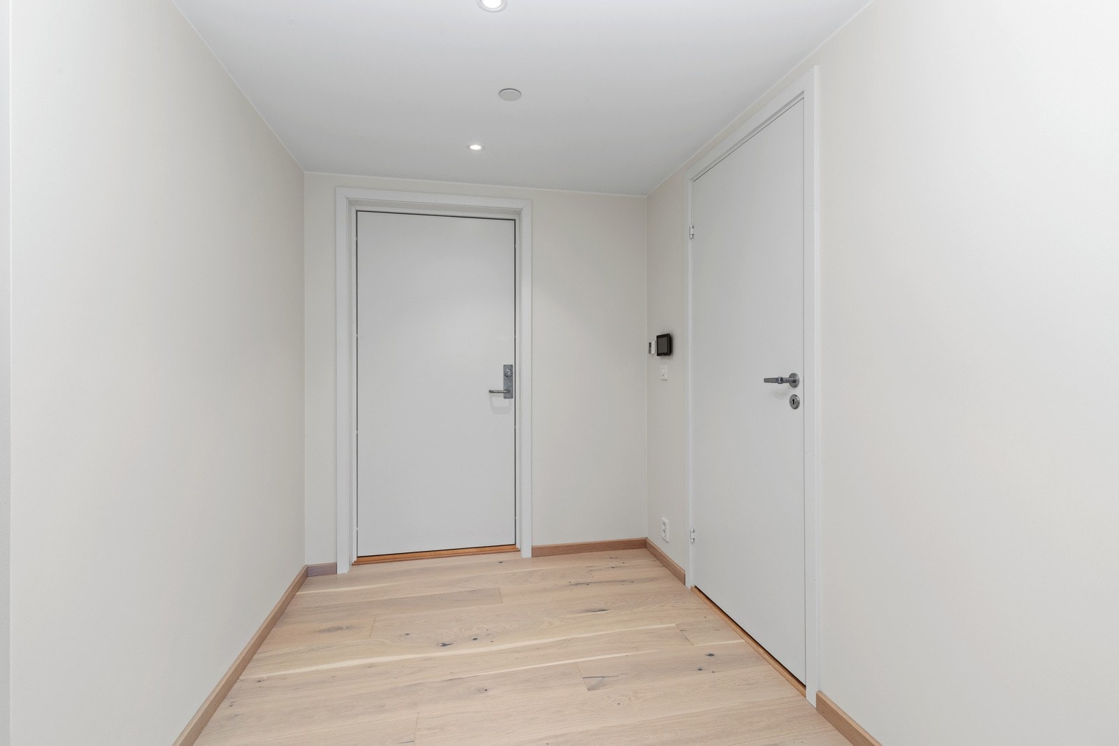 Fra entreen er det direkte adkomst til bad og videre inn til hovedsoverommet. Galleribilde