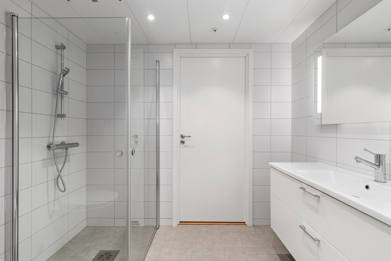 Badene har baderomsinnredning bestående av servant med underskuffer, dusjhjørne, vegghengt klosett med soft close toalettsete og opplegg til vaskemaskin mulighet for tørketrommel i høyden. Galleribilde