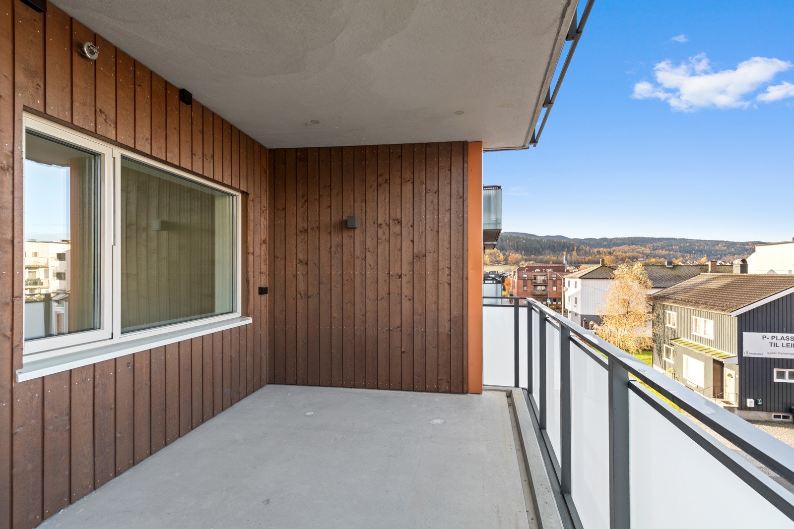 Hyggelig balkong med muligheter til møblement. Galleribilde