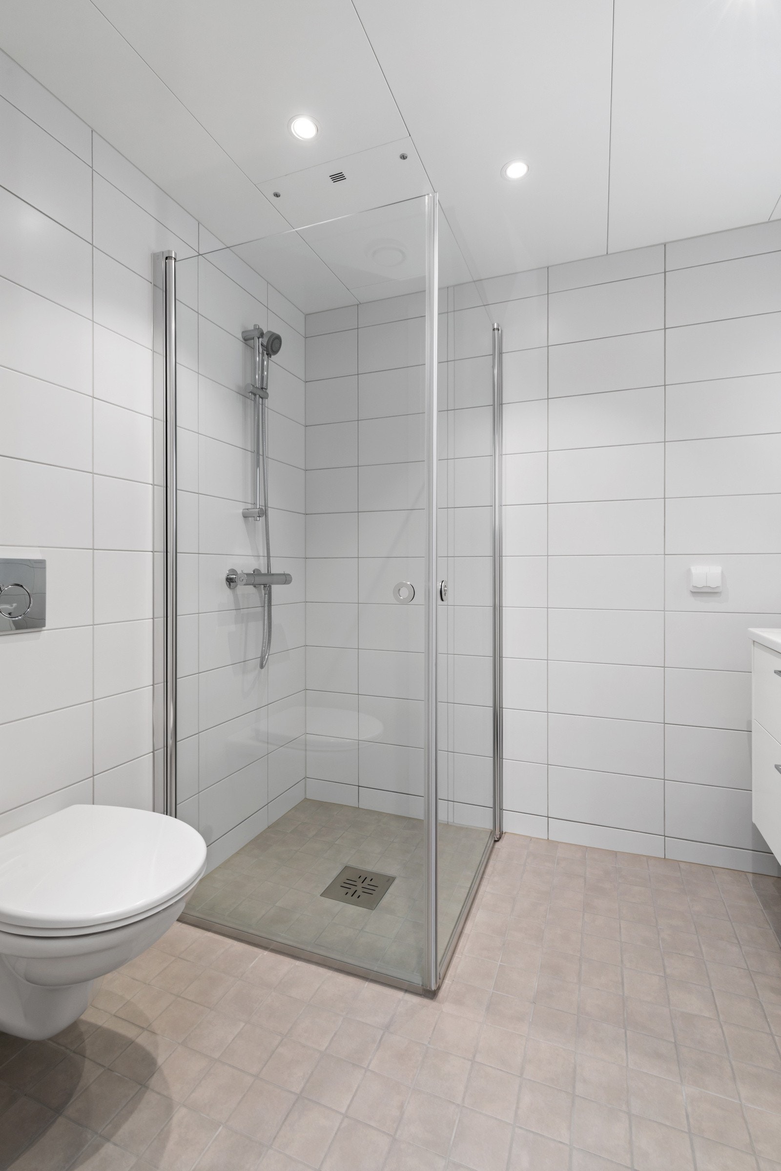 Begge badene er av lik standard med veddhengt klosett, servant med underskap og dusjhjørne. Galleribilde