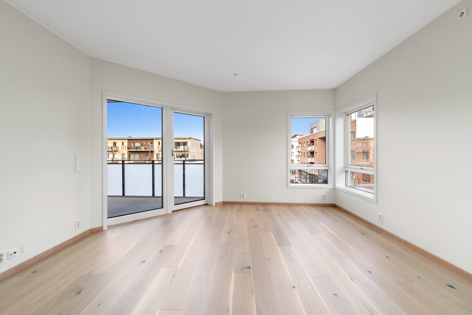 Stuen er delt inn i flere soner, slik at man har god plass til en trivelig sofagruppe samt spisegruppe nærmere kjøkkenet. Galleribilde