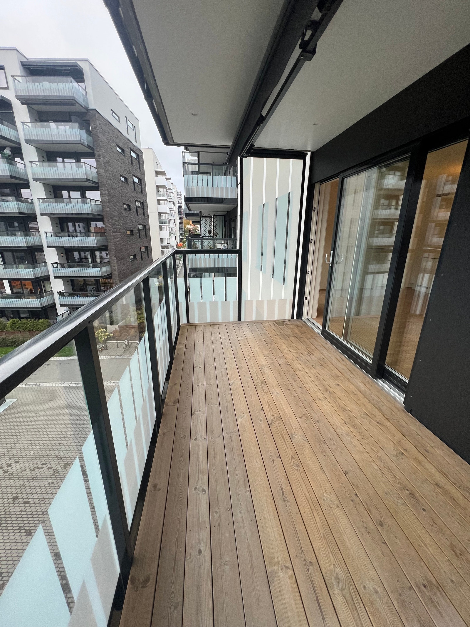 Vestvendt balkong med markise. Galleribilde