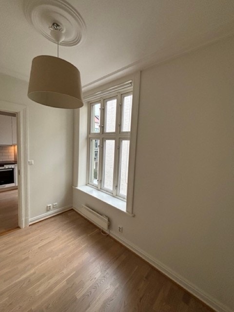 Godt lys mot stille bakgård Galleribilde