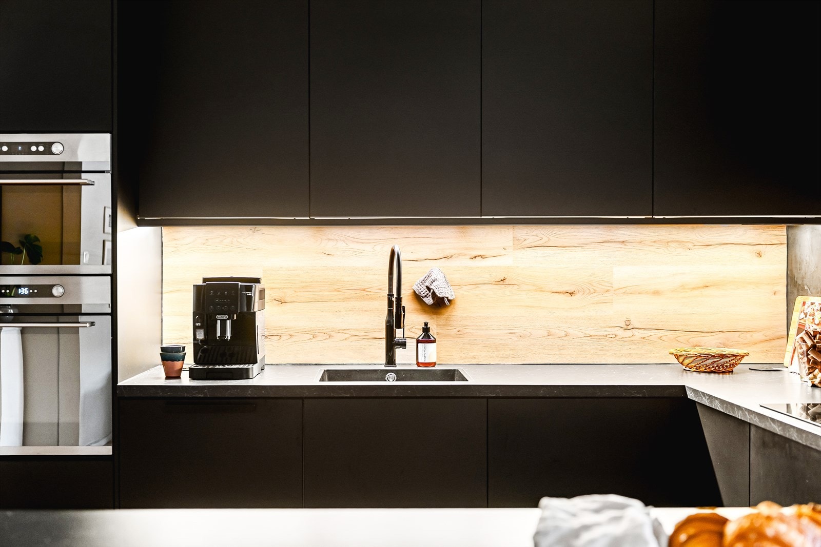 Kjøkkenet er utstyrt med integrerte hvitevarer som kjøl-/fryseskap, oppvaskmaskin, mikroovn, stekeovn og platetopp med kullfiltervifte over stekesonen Galleribilde