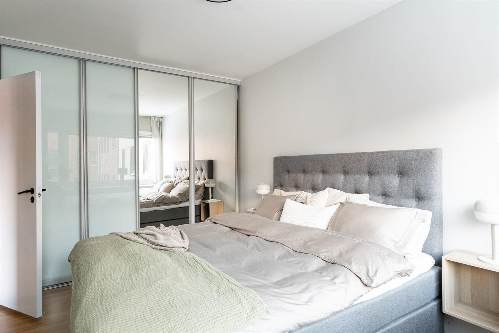 Den store skyvedørsgarderoben gir rikelig med skapplass Galleribilde