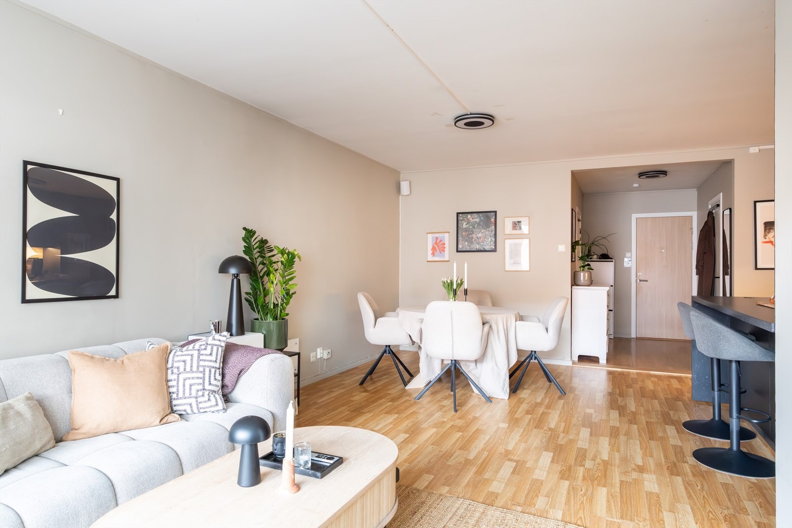 Den fine planløsningen gjør det enkelt å innrede med sofa, TV-møbler, spisebord og øvrig møblement Galleribilde