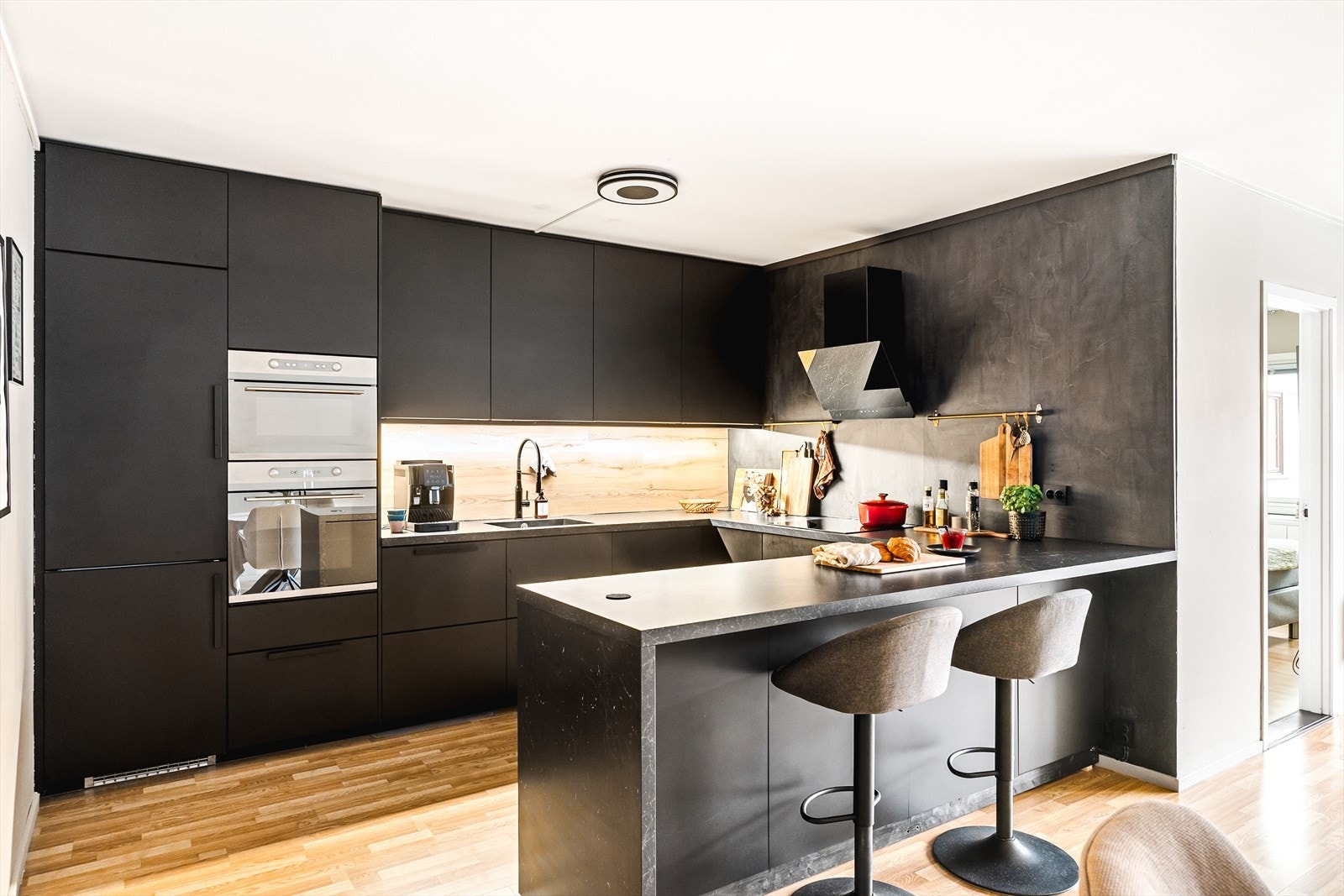 Lekkert IKEA-kjøkken fra 2021 med en funksjonell og praktisk utforming med rikelig skap- og benkeplass Galleribilde