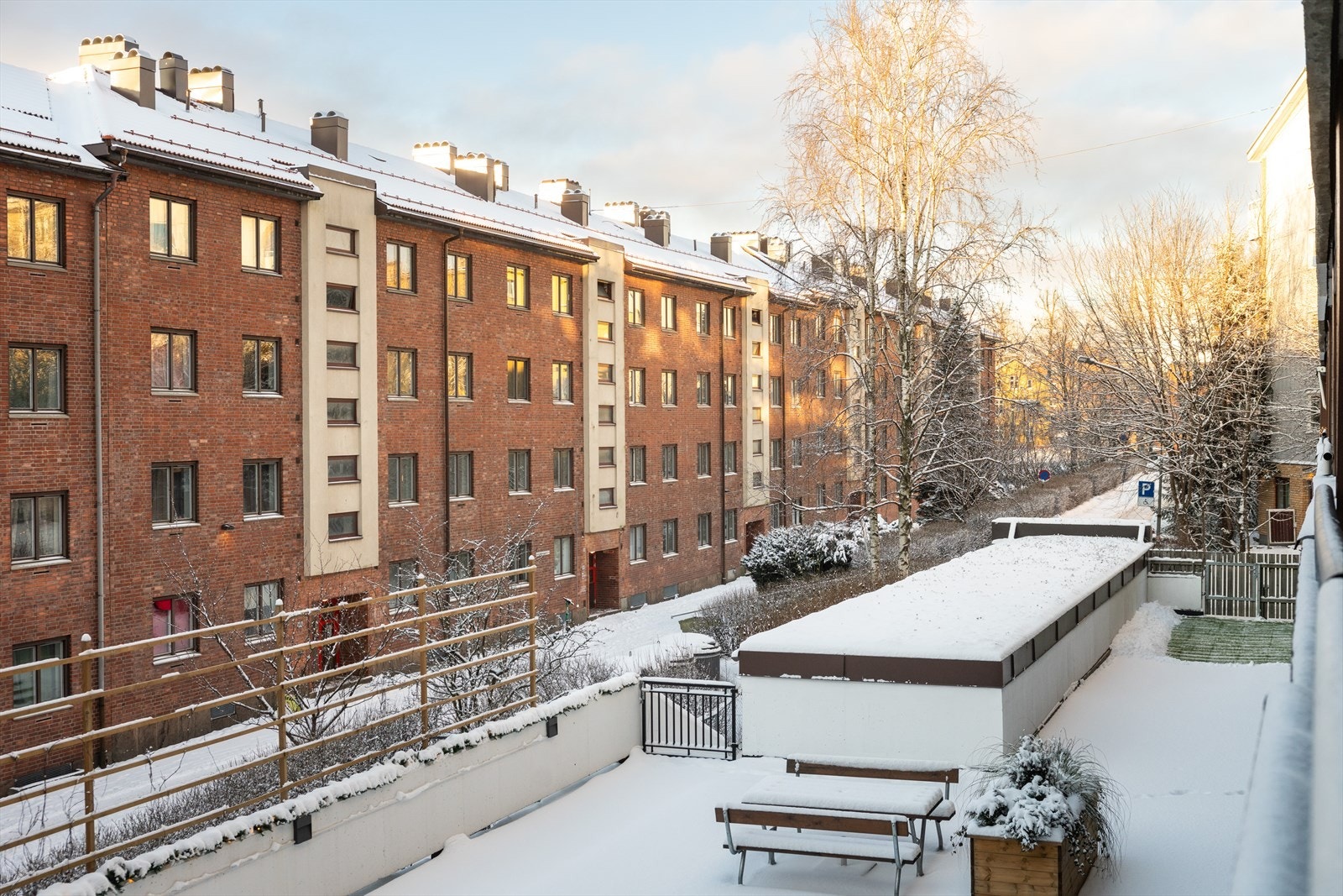 Balkongen ligger fint til med hyggelig utsikt mot nærområdet. Galleribilde