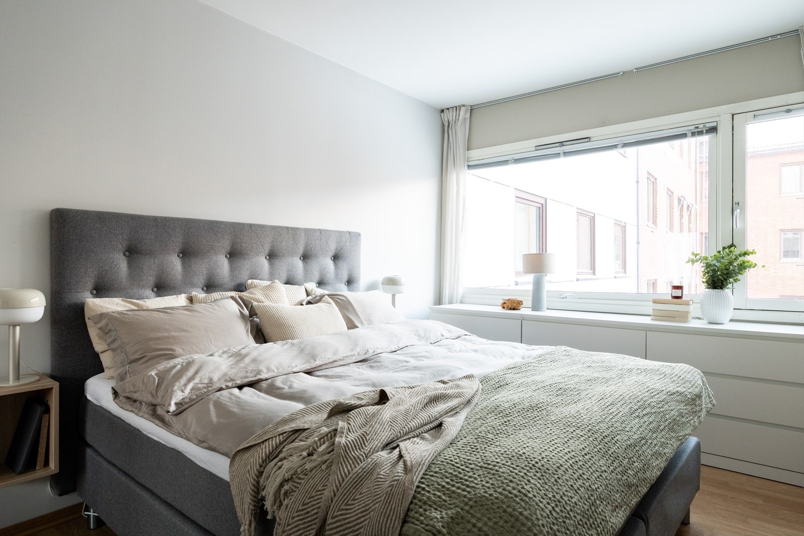 Romslig soverom med god plass til dobbeltseng og tilhørende møbler Galleribilde