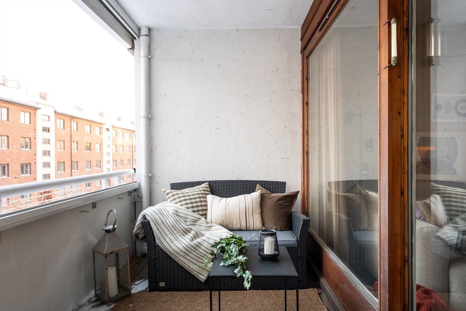 Her er det god plass til utemøbler og planter. Nyt varme sommerdager rett utenfor din egen stuedør, utover ettermiddagen. Galleribilde