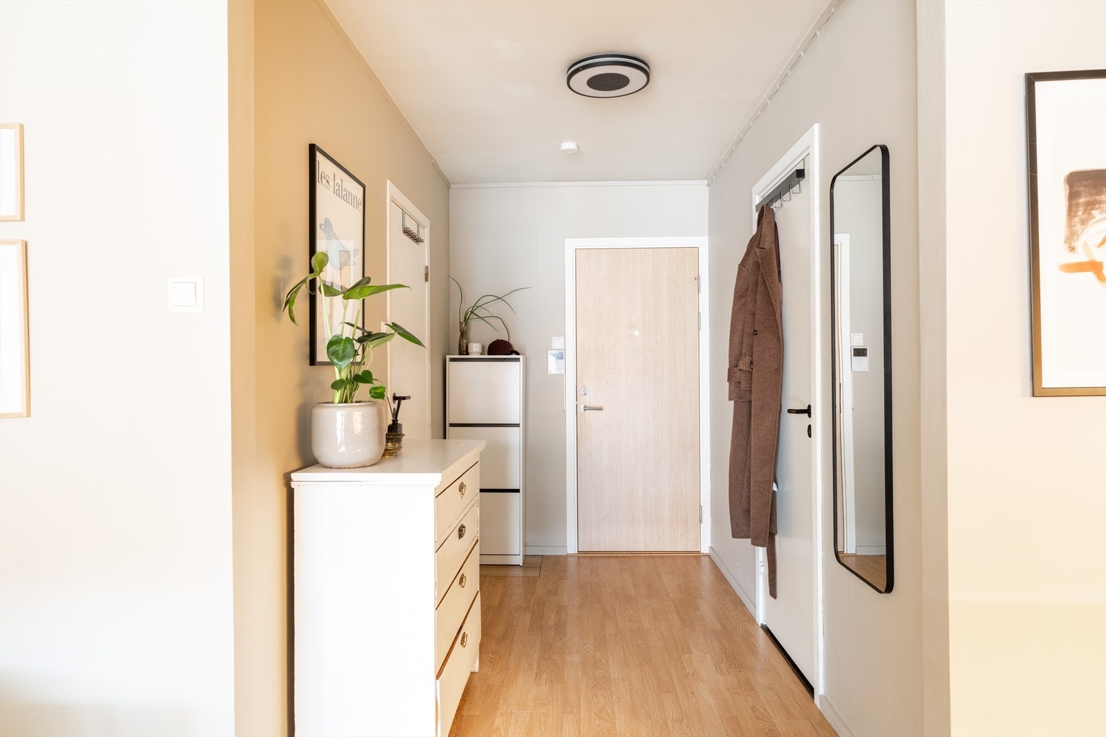 En ryddig og funksjonell entré med gode oppbevaringsmuligheter Galleribilde