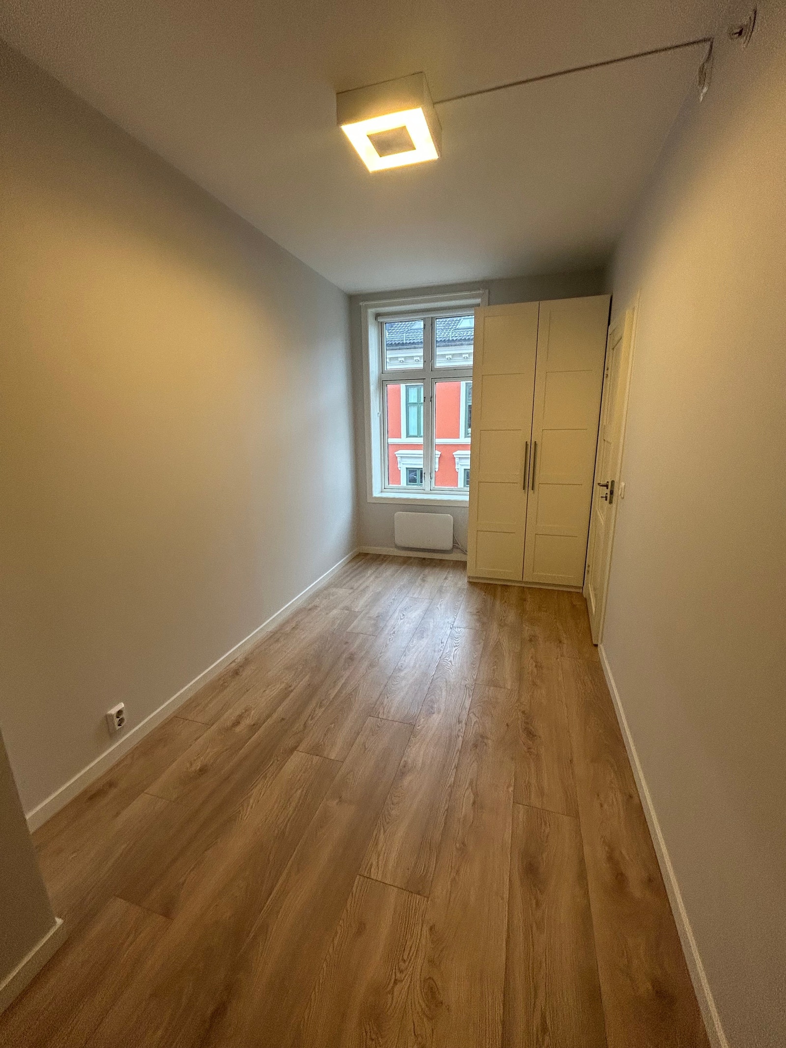 Soverom med garderobeskap. Galleribilde