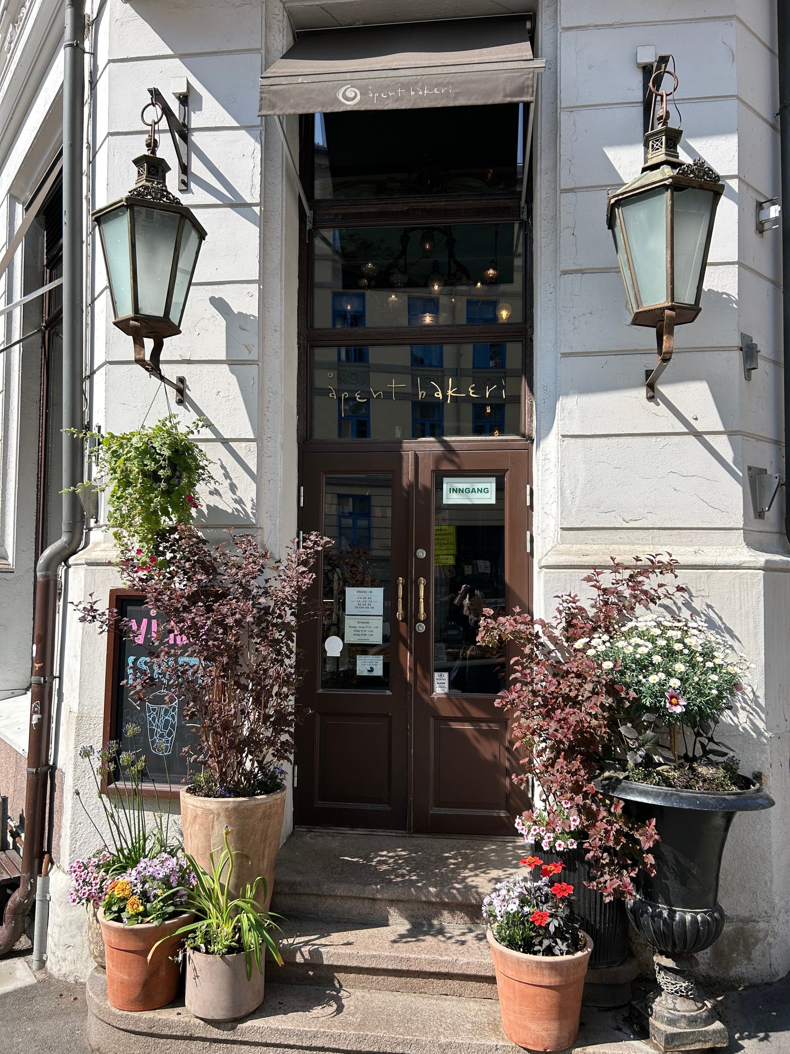 Byens kanskje koseligste bakeriutsalg og kafe holder til i nabobygg;
Åpent Bakeri Galleribilde