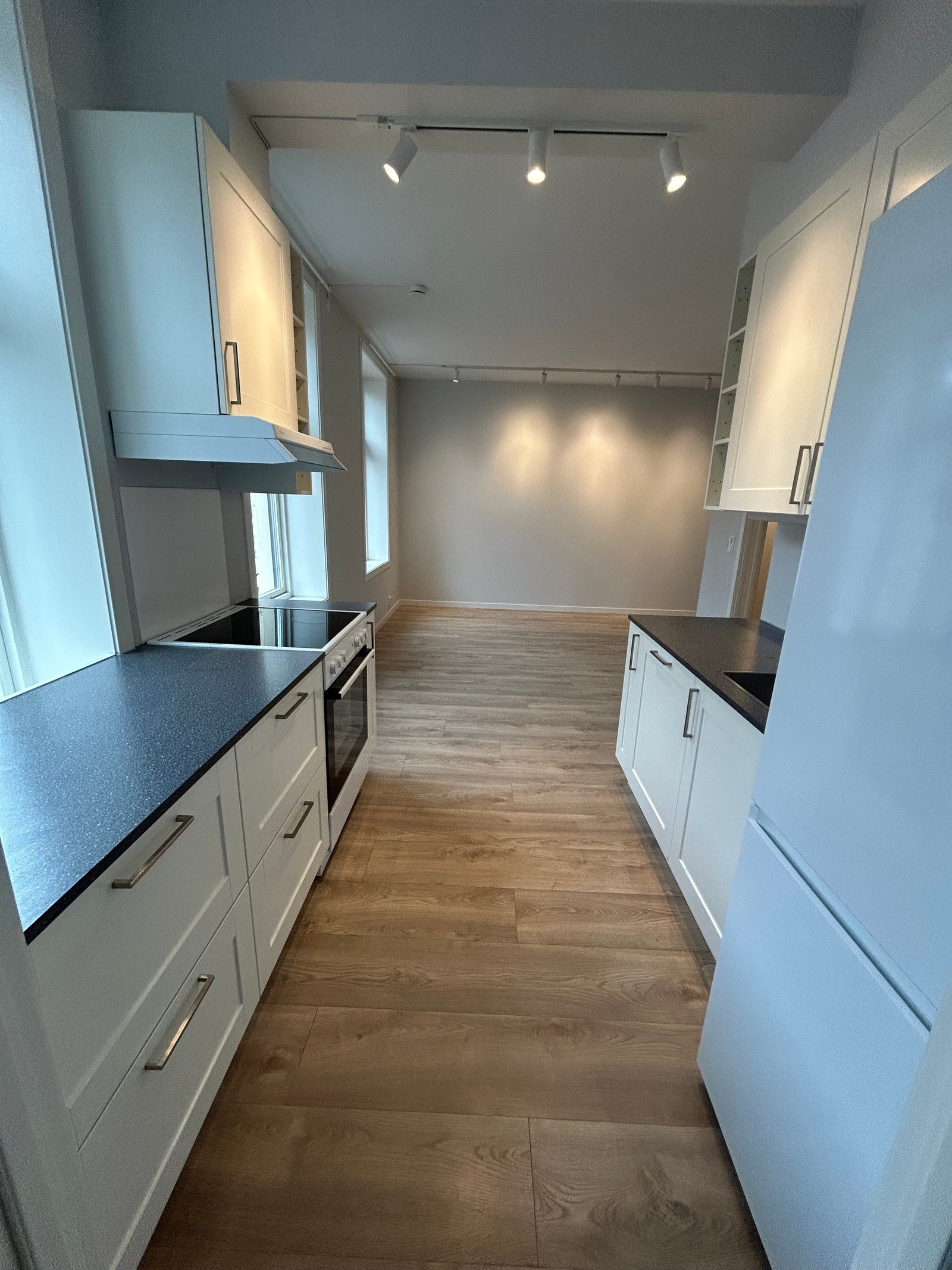 Kjøkkeninnredning fra "Huseby kjøkken" med alle hvitevarer. Galleribilde