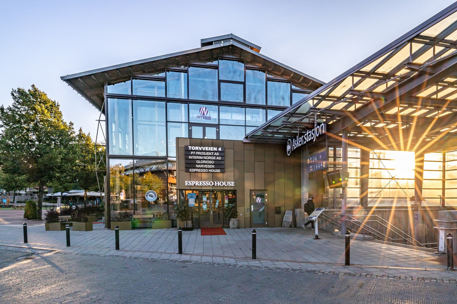 2 min gange til tog og buss fra leiligheten Galleribilde