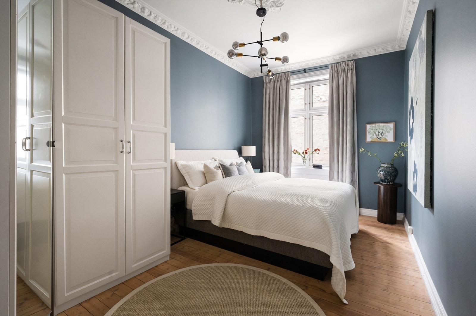 Hovedsoverommet er av god størrelse og kan enkelt innredes med dobbeltseng og tilhørende nattbord. Galleribilde