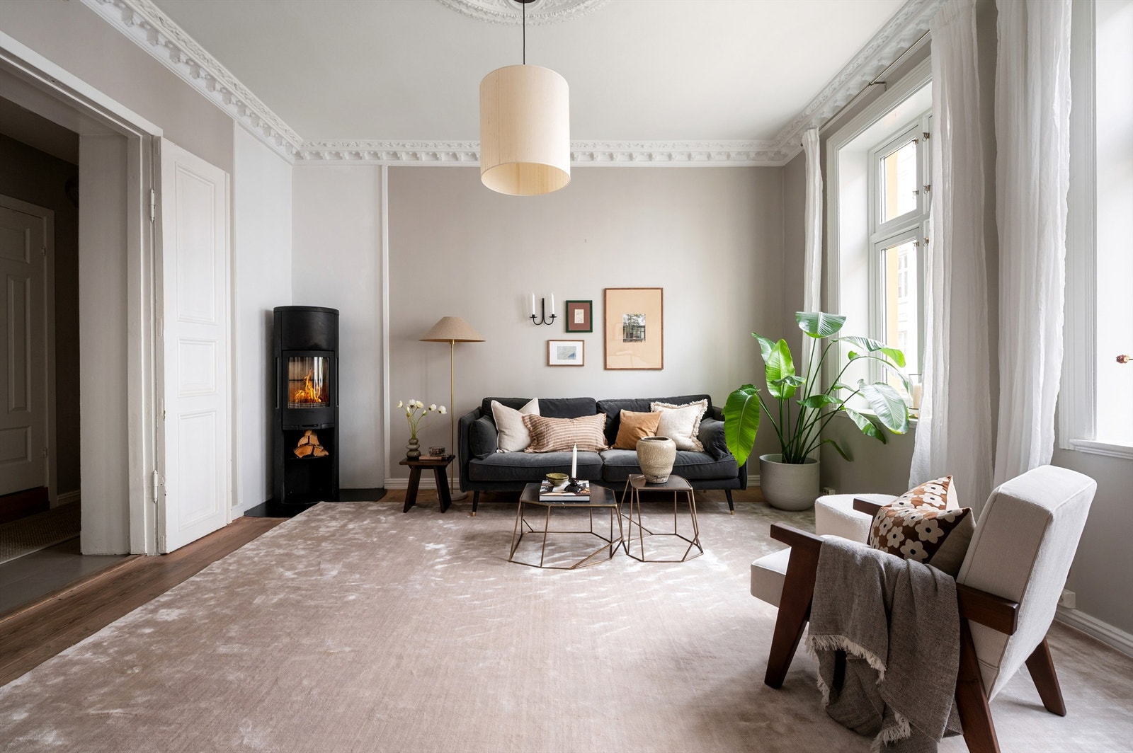 Lys og romslig stue med store vindusflater som kombinert med den særdeles gode takhøyden på opptil 3 meter skaper en luftig atmosfære i boligen. Galleribilde