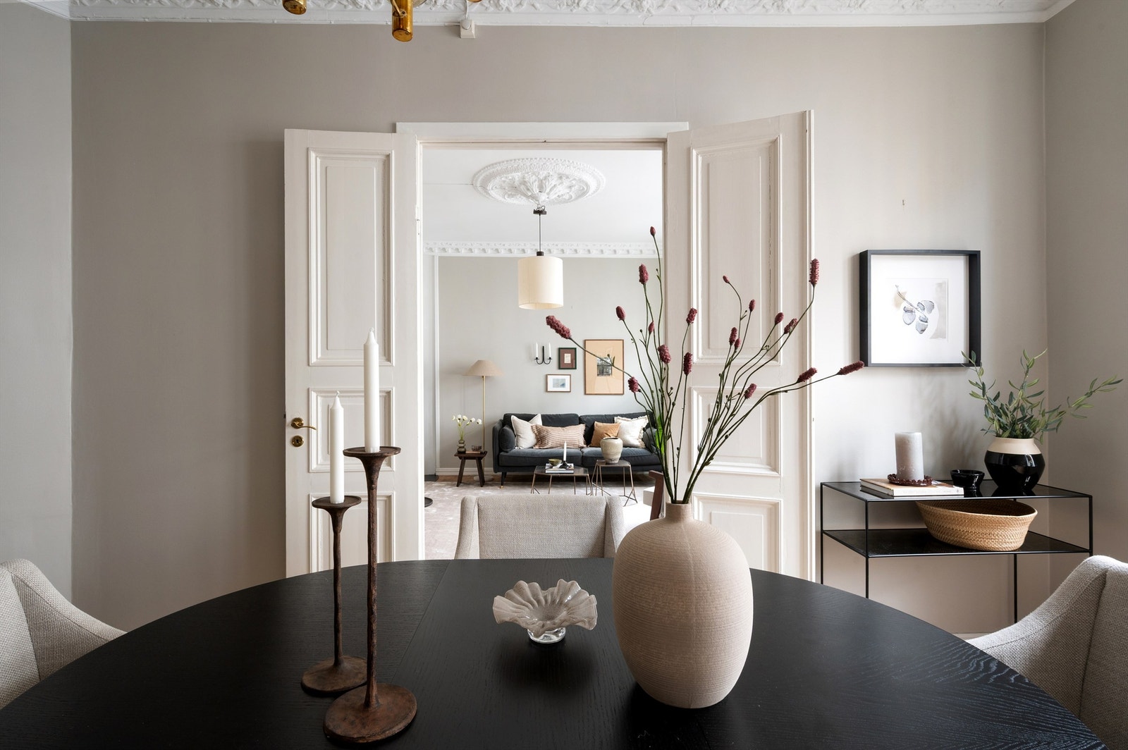 Et sosialt og hyggelig rom med plass til å invitere venner og familie til hyggelige sammenkomster. Galleribilde