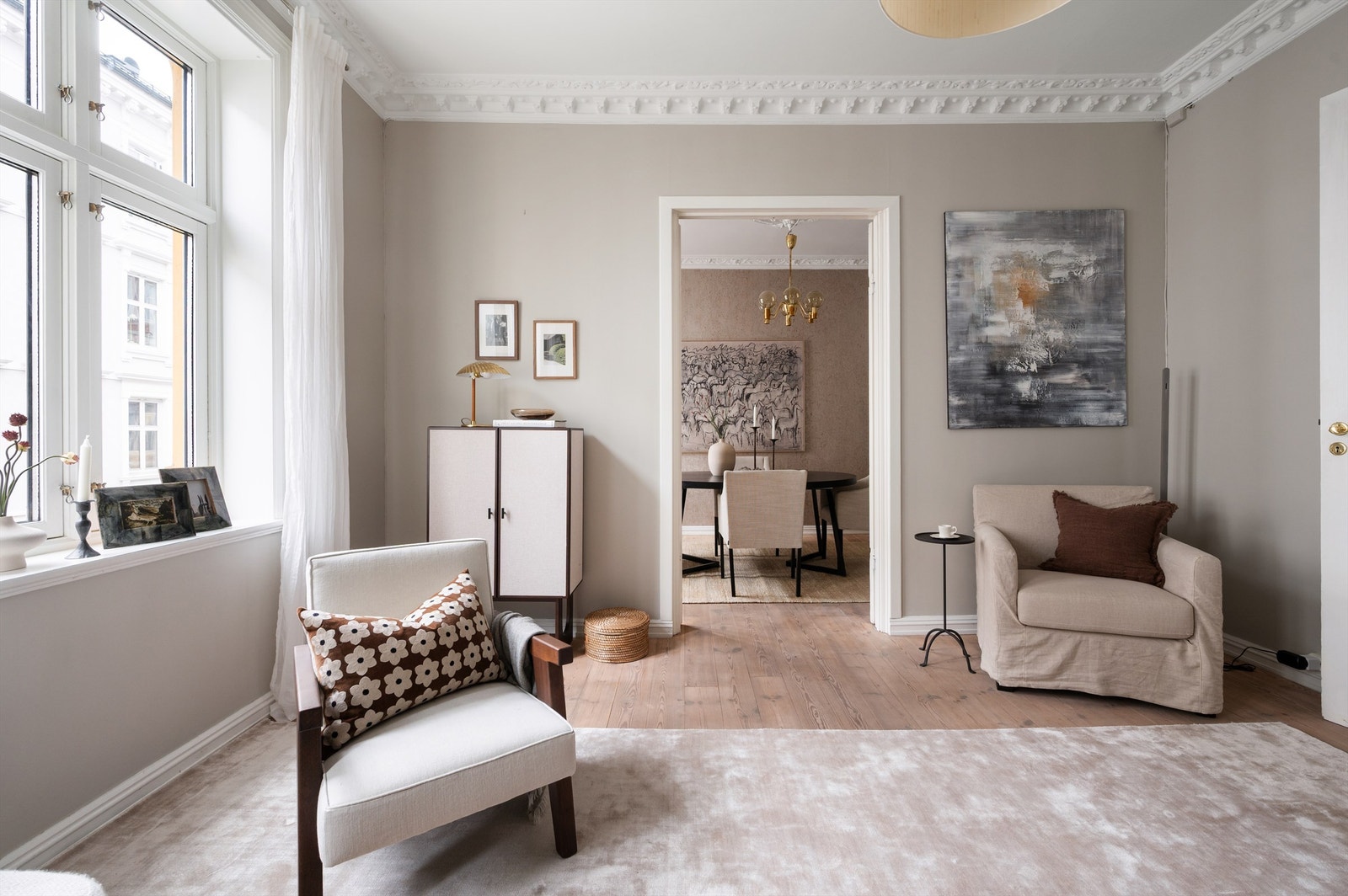 Klassiske detaljer som stukkatur og rosett gir boligen et ekstra løft. Galleribilde