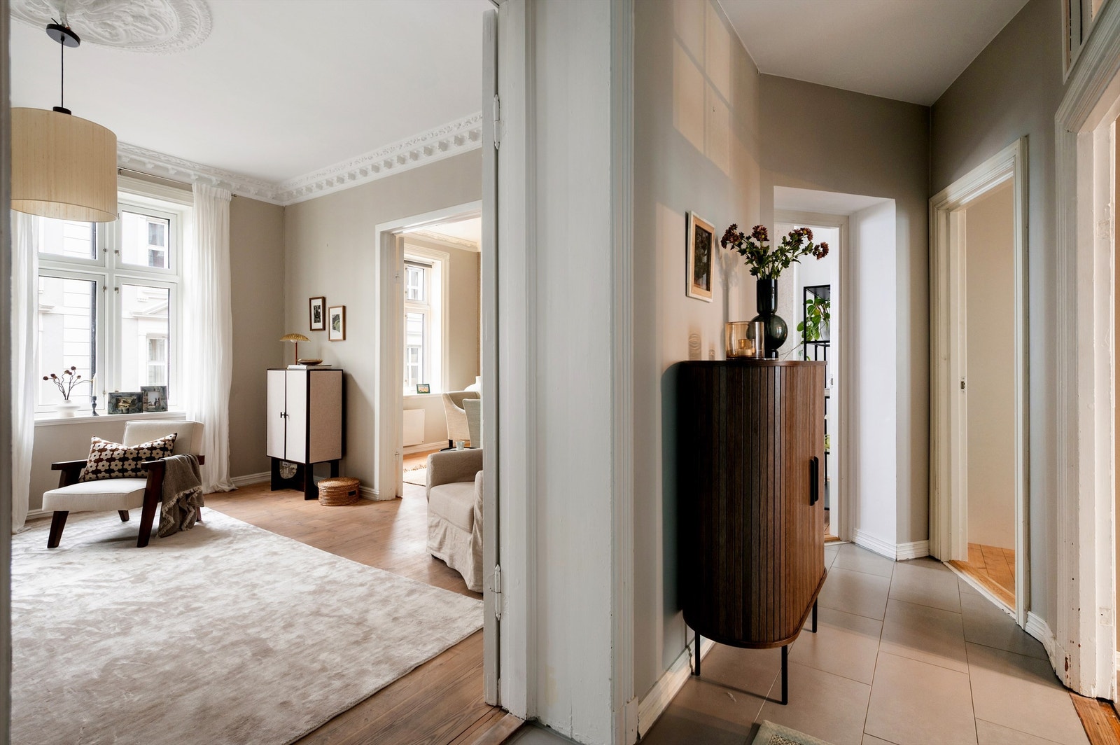 Entréen har en enkel, men fin stil som setter tonen for resten av leiligheten. Galleribilde