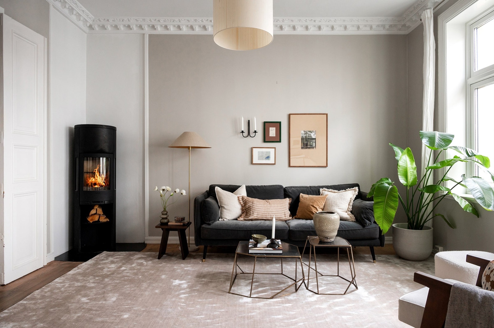 Her er det god plass til både sofagruppe, salongbord og tv-seksjon. Galleribilde