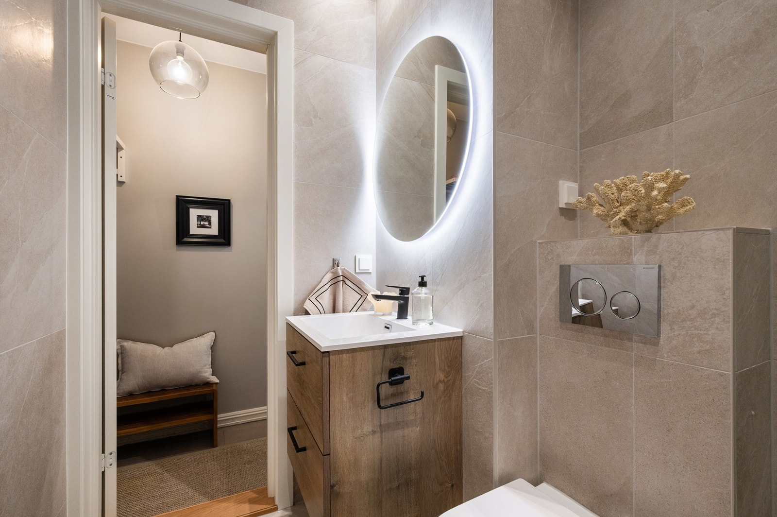 Lekker og påkostet bad - totalrenovert i 2025 med 10 års garanti. Elektrisk gulvvarme sørger for en behagelig start på dagen. Galleribilde