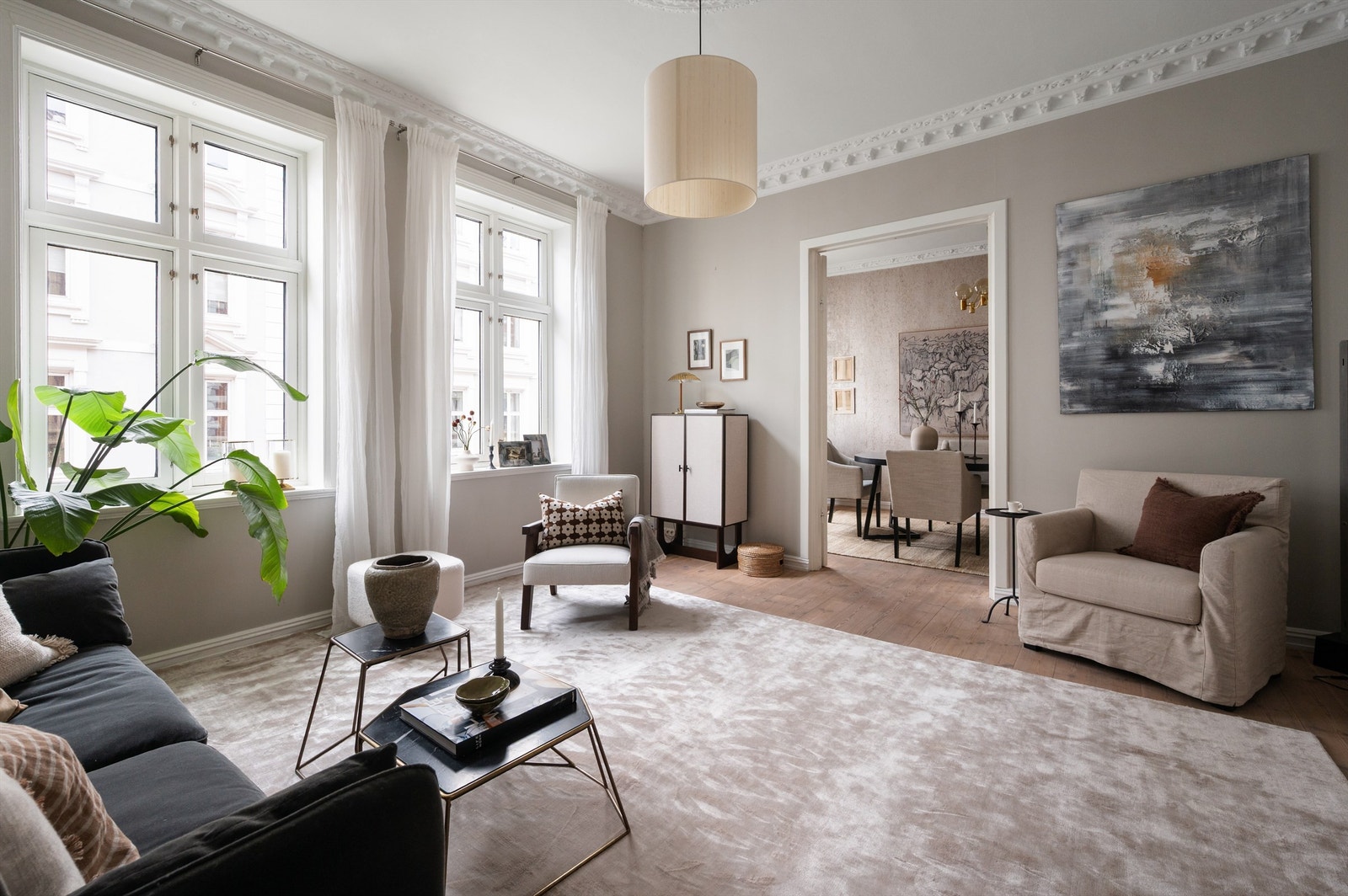 Fra stuen er det direkte adkomst til et oppholdsrom som kan benyttes som spisestue. Galleribilde