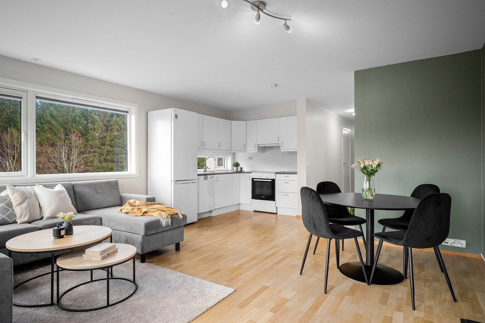 Leiligheten er godt vedlikeholdt og har en gjennomgående god standard. Rommene framstår lyse og funksjonelle med en stilren, moderne utforming. Ideell for deg som vil ha et hjem klart til innflytting! Galleribilde