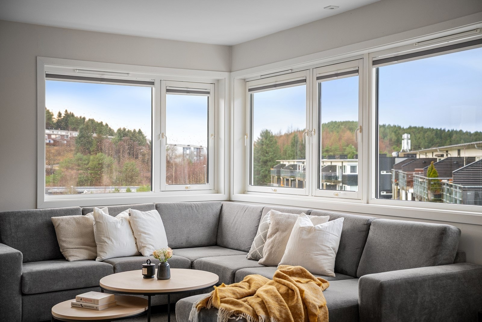 Leiligheten ligger på hjørnet av bygget og sikrer rikt lysinnfall fra store vindusflater. Galleribilde